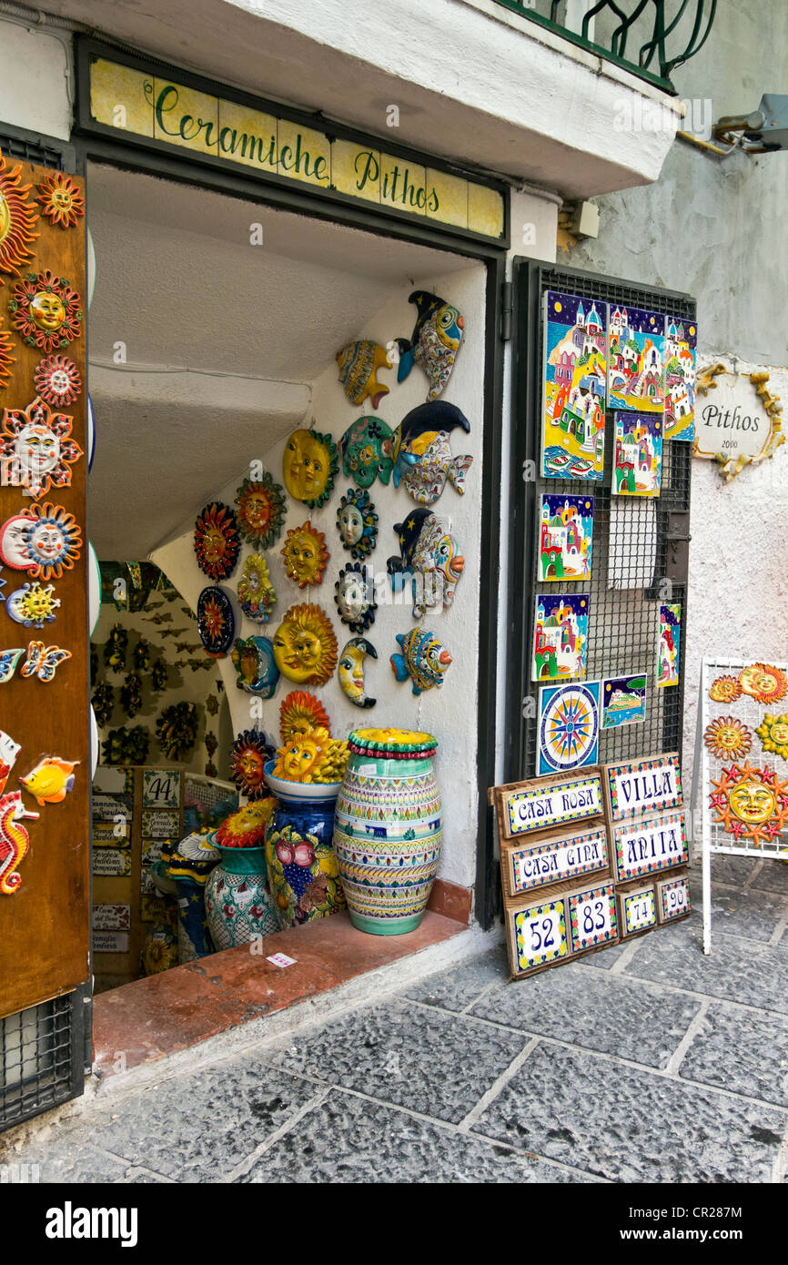 Tradional ceramiche e negozi di souvenir Isola d Ischia, Golfo di Napoli,  campania, Italy Foto stock - Alamy