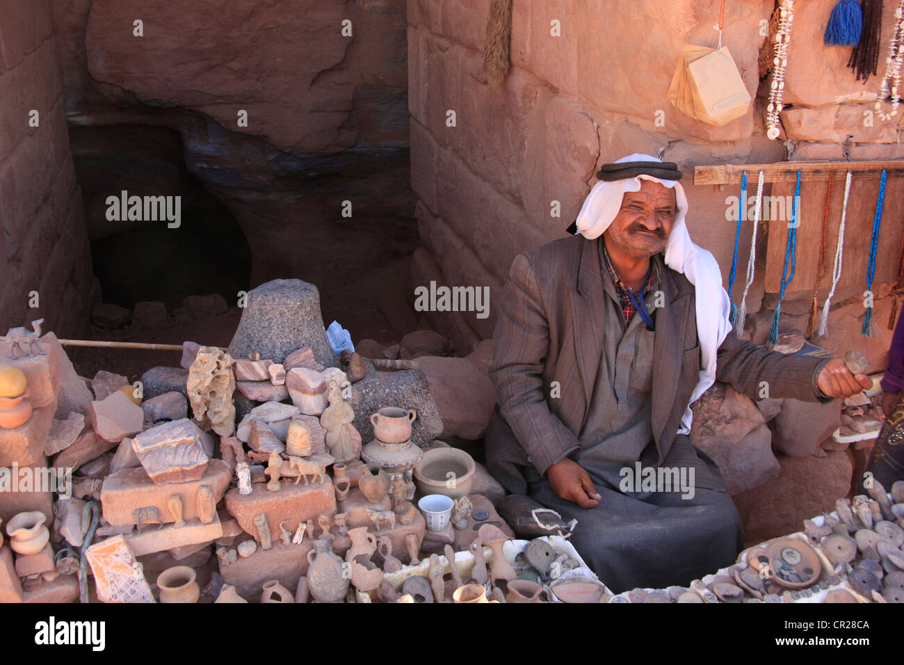 Uomo beduina che vendono souvenir, PETRA, Giordania, MEDIO ORIENTE Foto Stock