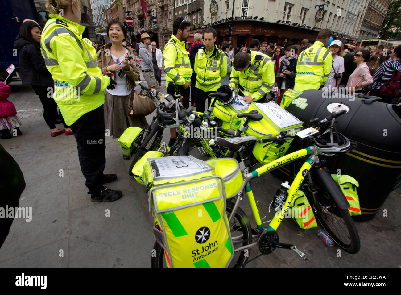 Una St John Ambulance Cycle Response Unit chatta con la folla di festeggiamenti durante il Royal Diamond Jubilee di Londra. Vestito con uniformi ad alta visibilità e dotato di forniture mediche, il team fornisce un rapido supporto di pronto soccorso ai membri del pubblico quando necessario. Foto Stock