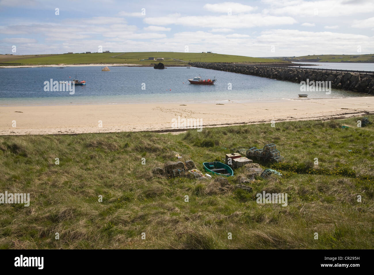 Orkney continentale est Vista nel Regno Unito da vi riportiamo Holm a Burray isola unite da Churchill barriera con blockship in Oriente Suono di Weddell Foto Stock