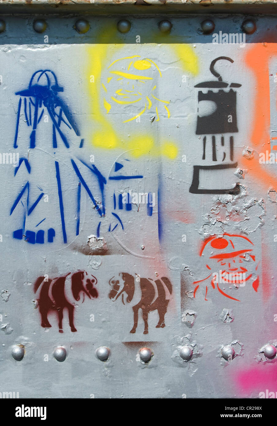 Mascherine per stencil colorati relativi alle miniere di carbone sul ponte ferroviario in abbattimento, Tyne & Wear. Foto Stock