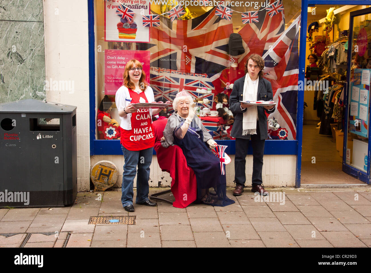 "Mantenere la calma e hanno una tortina' Cancer Research UK carità shop in Newton Abbot Devon UK. Foto Stock