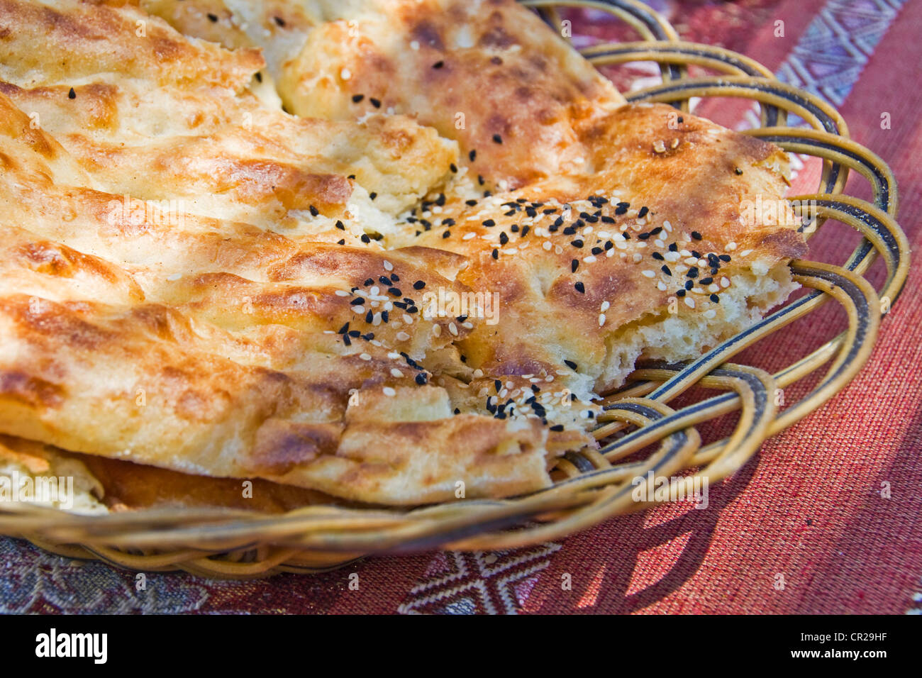 Pide, sesamo turco il pane fatto in casa in un cestello - Cappadocia, Turchia Foto Stock