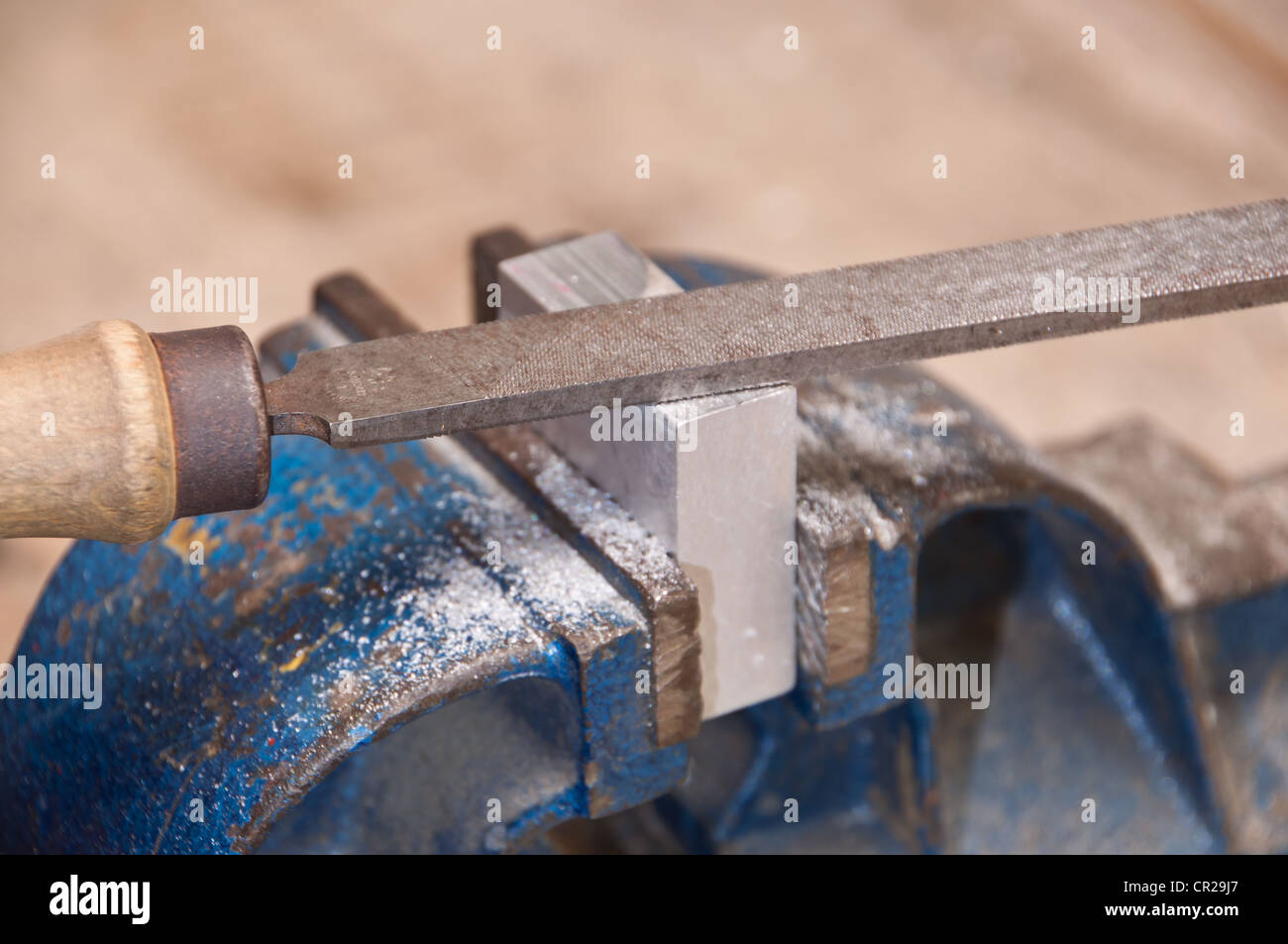 La rettifica di un blocco di metallo strega un file Foto Stock