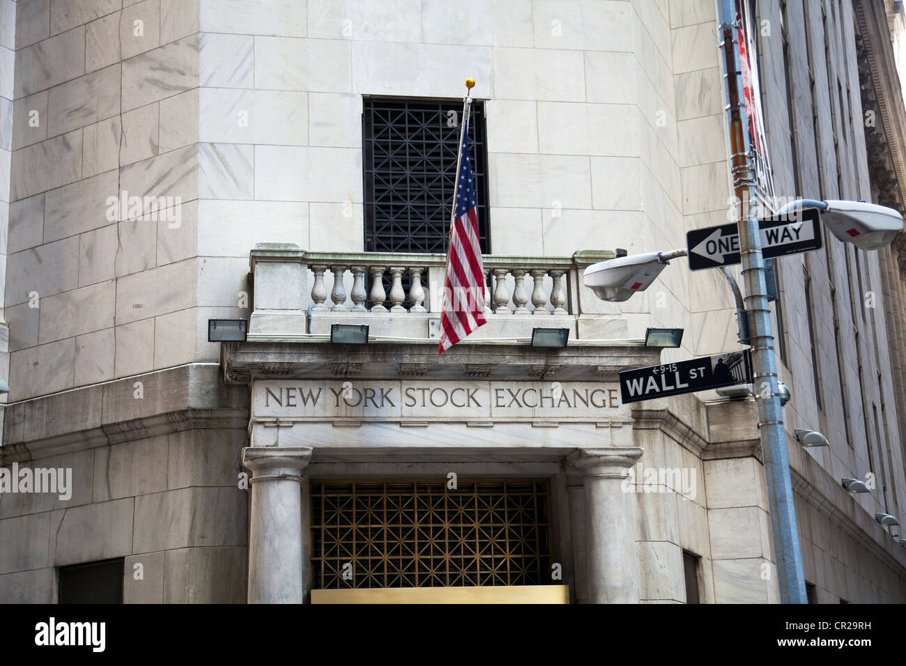 Ingresso dalla Borsa di Wall Street, Manhattan, nel centro cittadino di New  York City, NYC. L'esterno dell'edificio Foto stock - Alamy