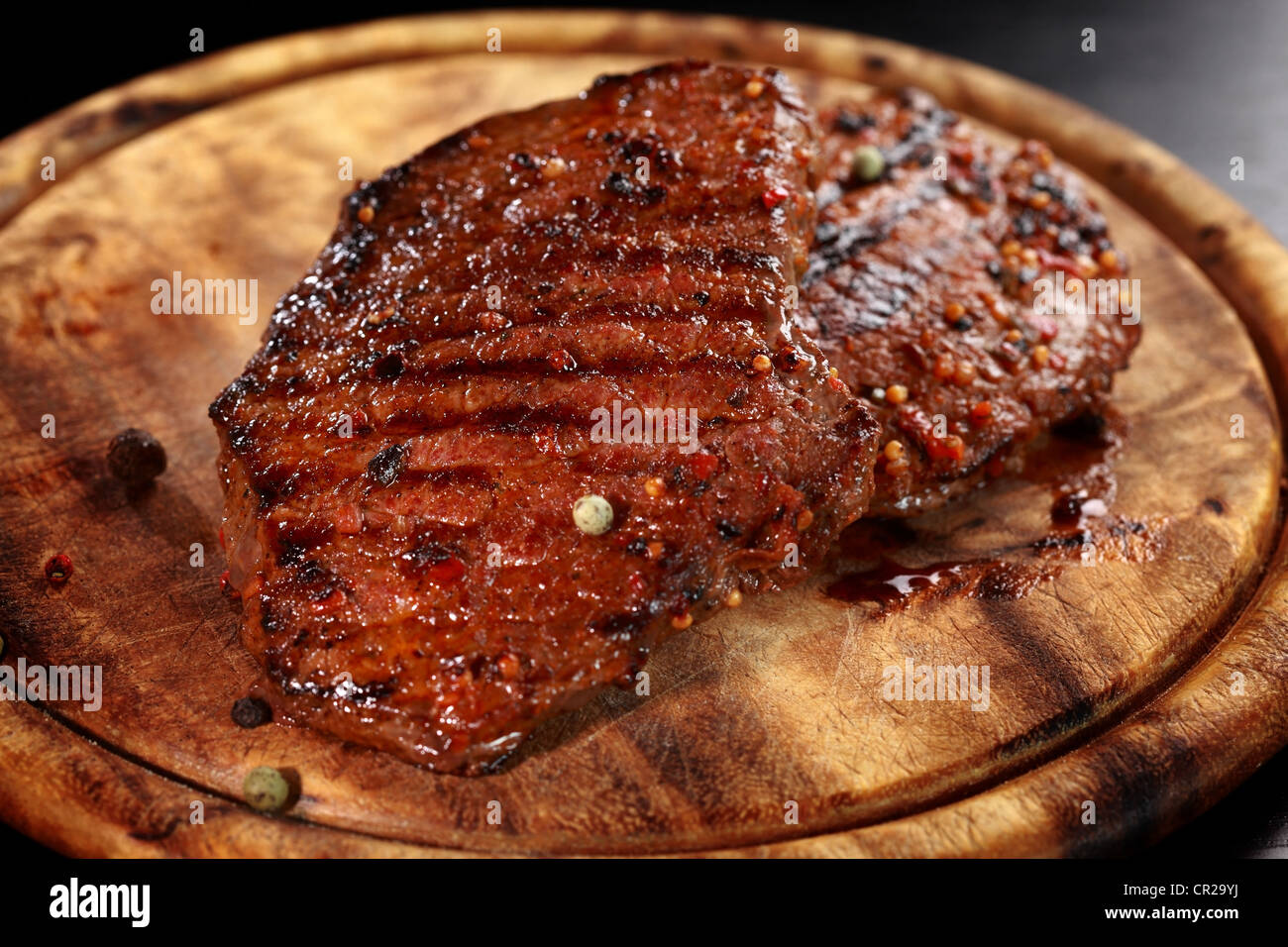 Piccante di carne di manzo sul tagliere di legno Foto Stock