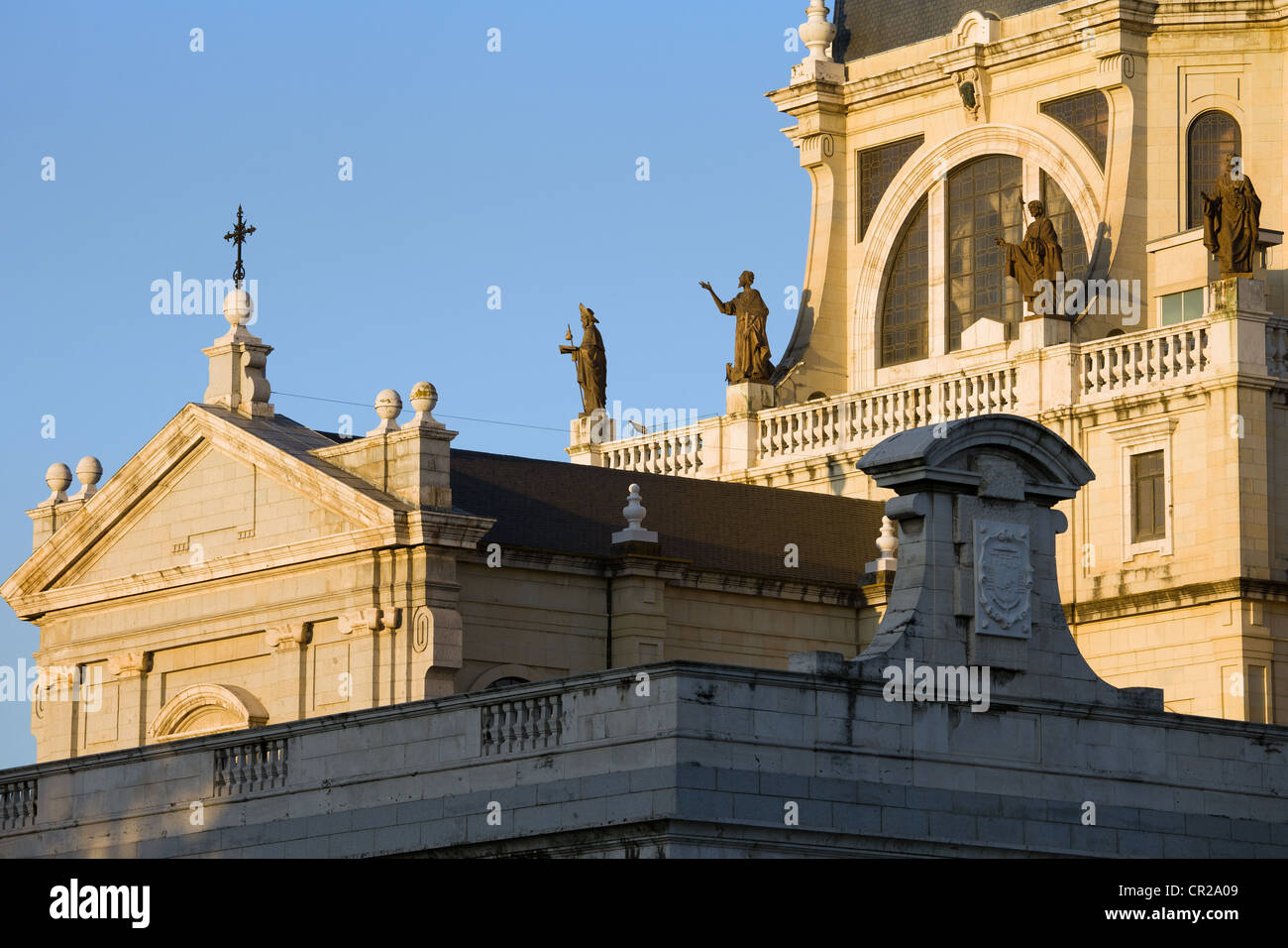 Cattedrale di Almudena (Cattedrale di Santa María la Real de La Almudena) dettagli architettonici di Madrid in Spagna. Foto Stock