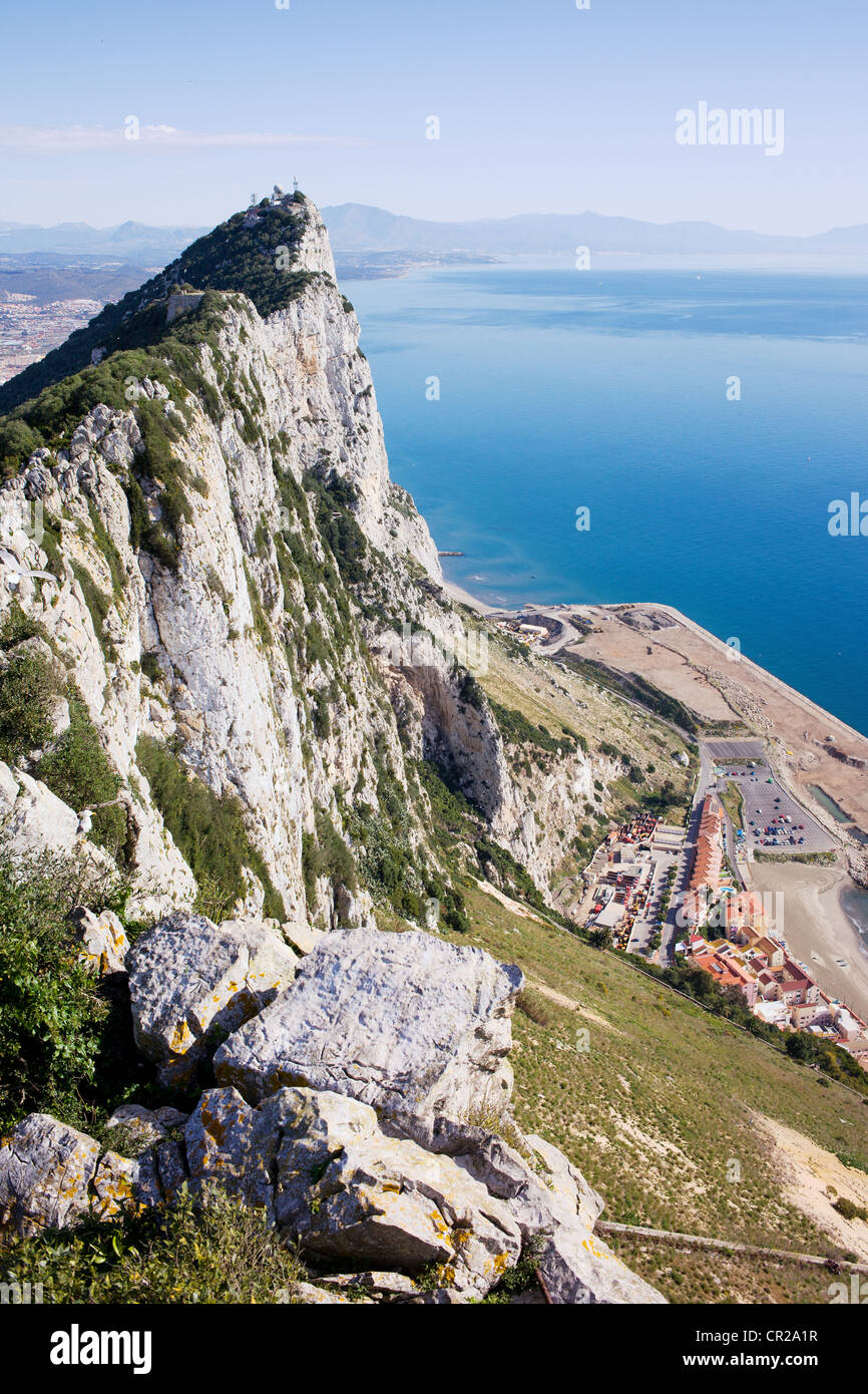 Roccia di Gibilterra e il Mar Mediterraneo nella parte meridionale della penisola iberica. Foto Stock