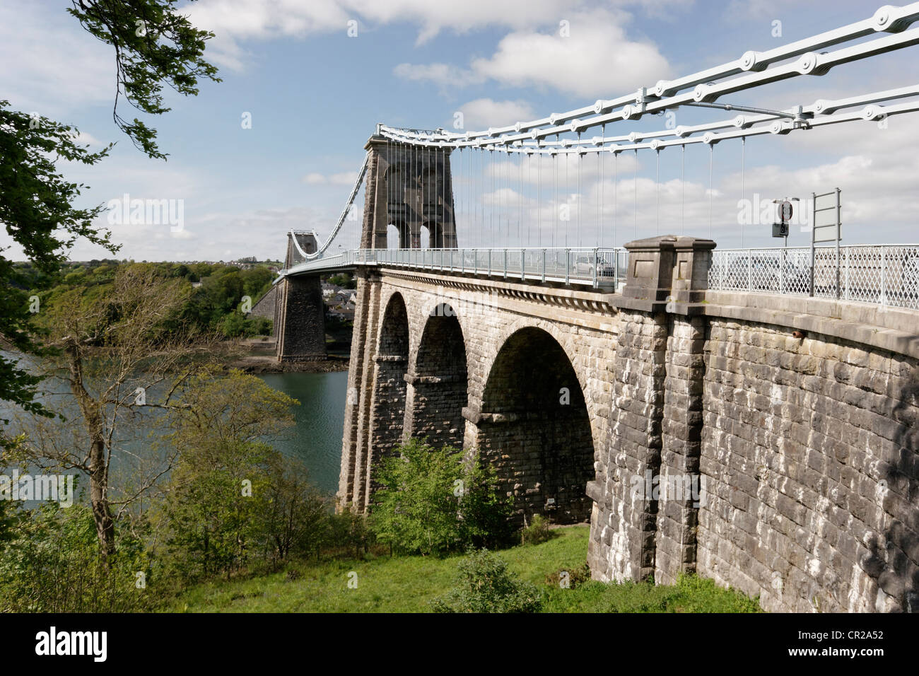 Thomas Telford di sospensione di Menai Bridge, aperto nel 1826, che collega Anglesey alla terraferma gallese. Dal lato del continente. Foto Stock