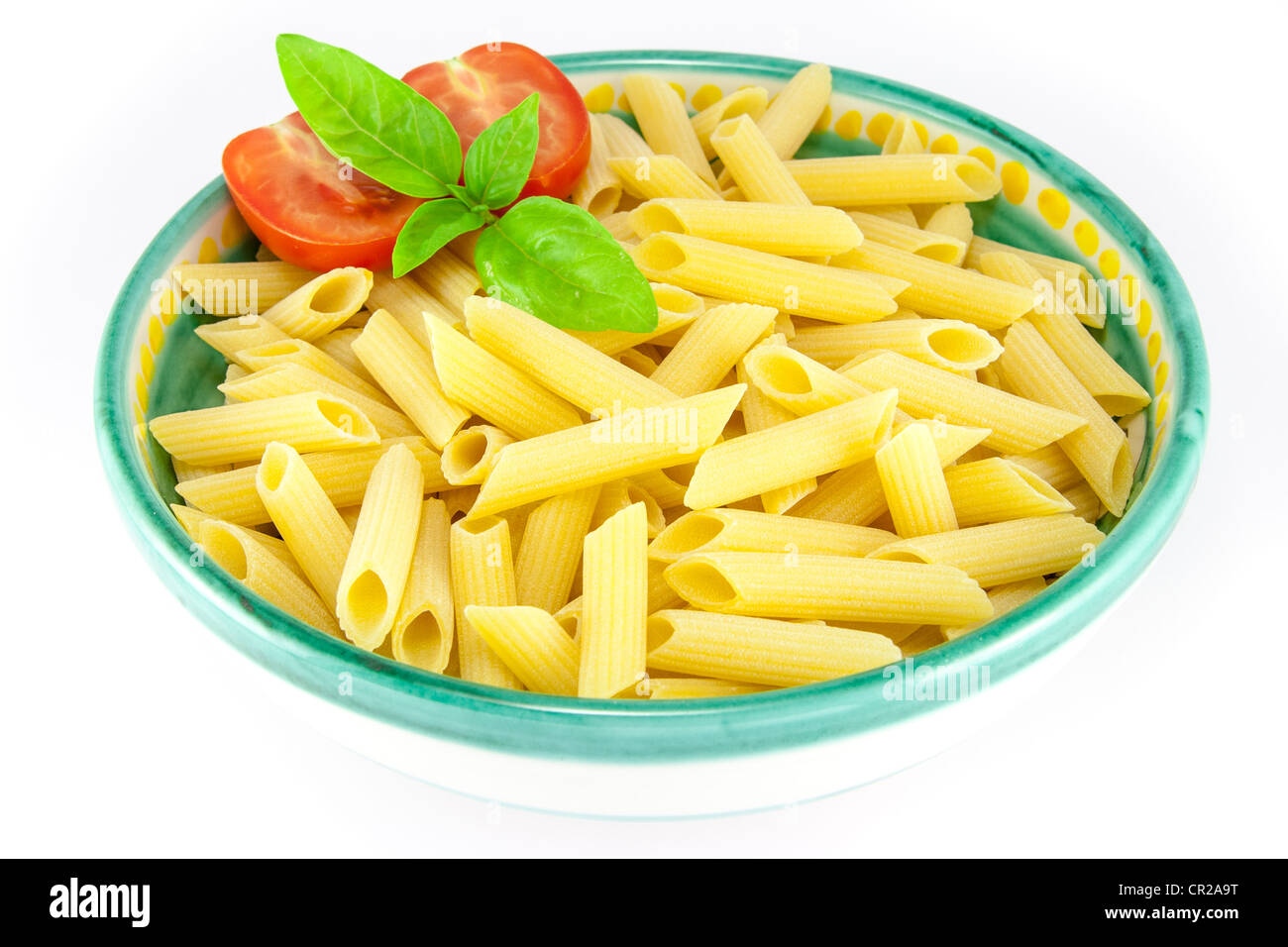 Ciotola piena di penne con pasta al pomodoro e basilico Foto Stock