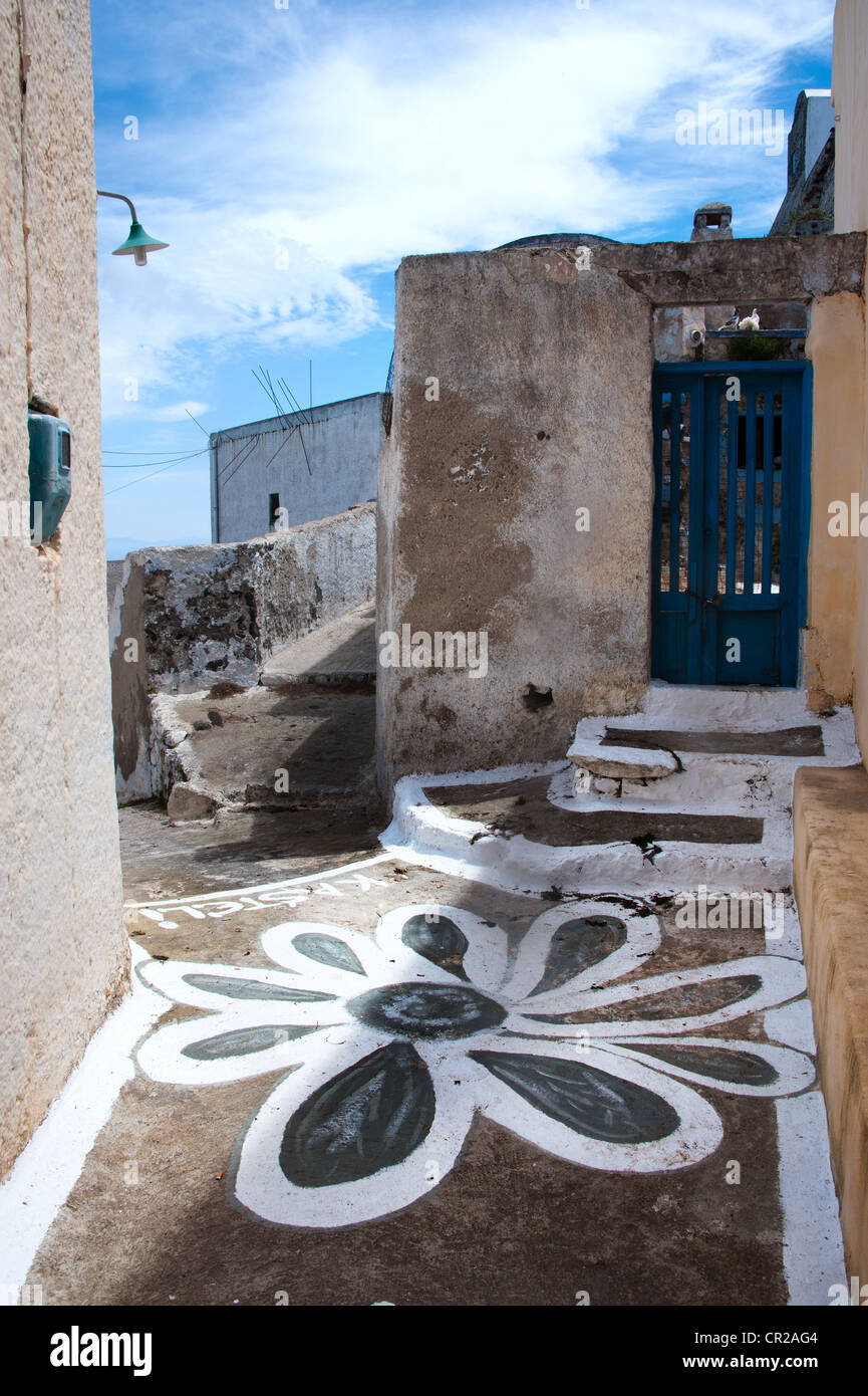 Motivi floreali dipinte di bianco e pavimento passi in una strada stretta a  Thira, Santorini Foto stock - Alamy