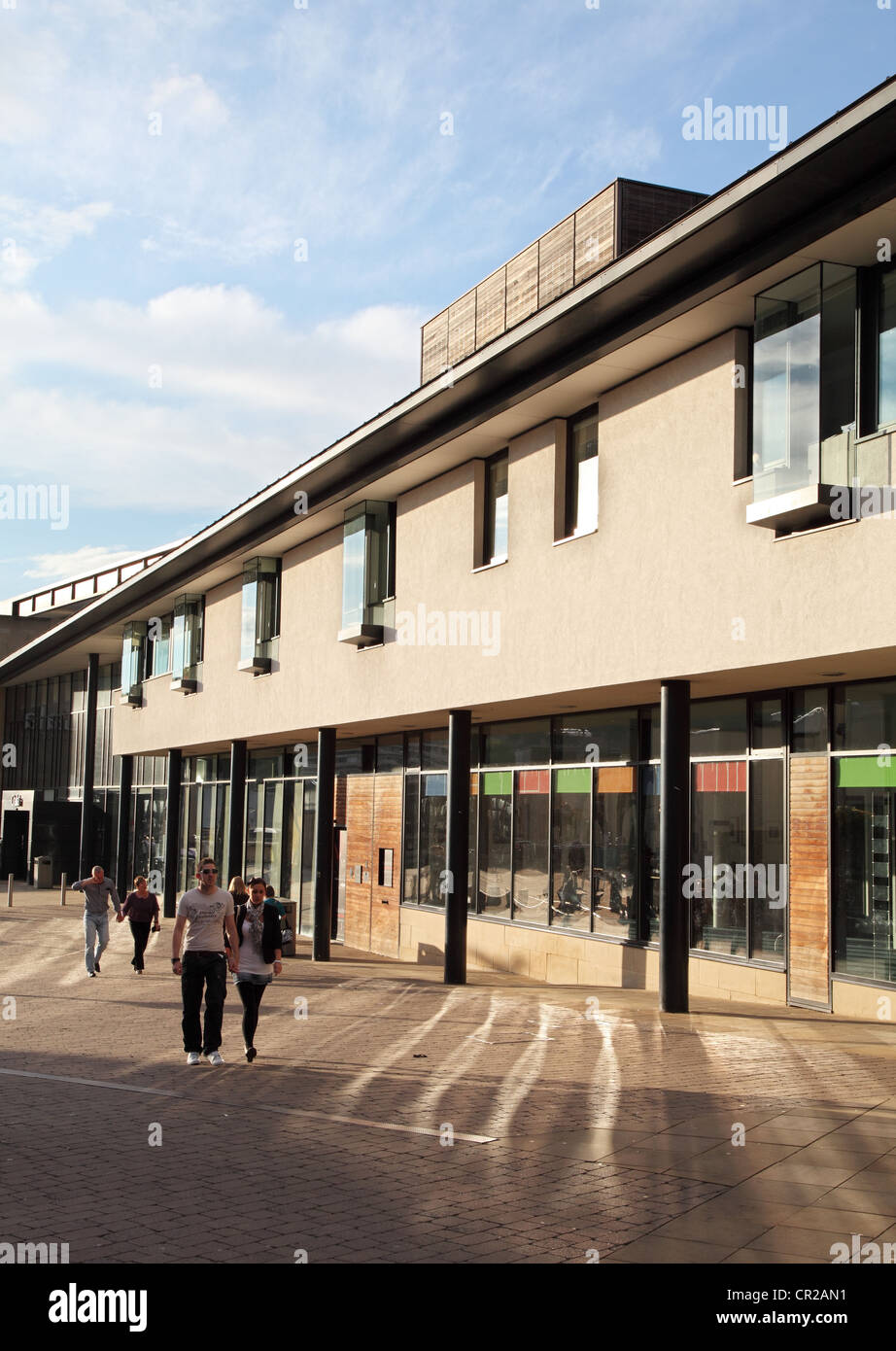 La gente camminare attraverso la piazza del millennio passato Durham city libreria, North East England, Regno Unito Foto Stock