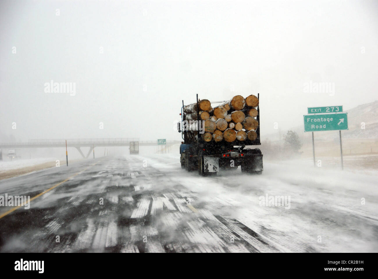 Il carrello di registrazione sulla strada ghiacciata durante la tempesta di neve nella parte orientale della Oregon Foto Stock