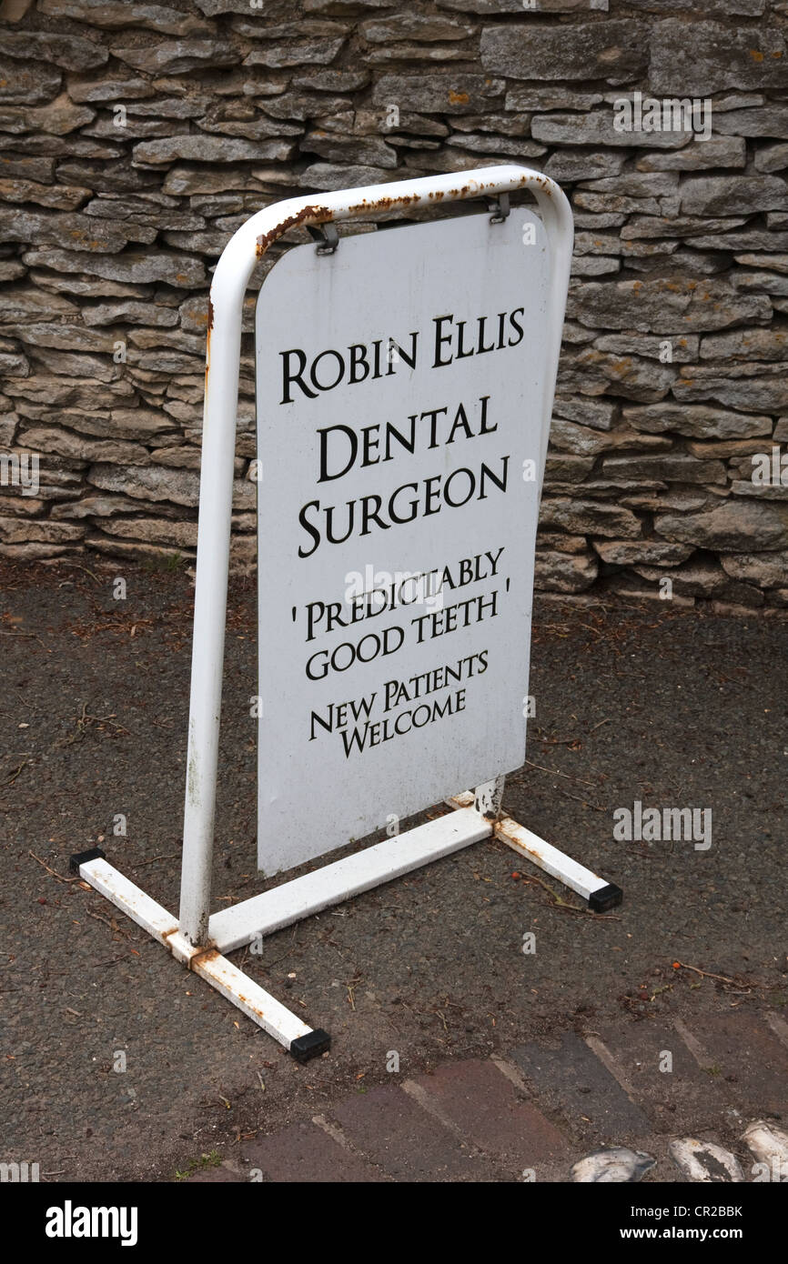 Divertente di firmare al di fuori di un intervento di chirurgia dentale Foto Stock