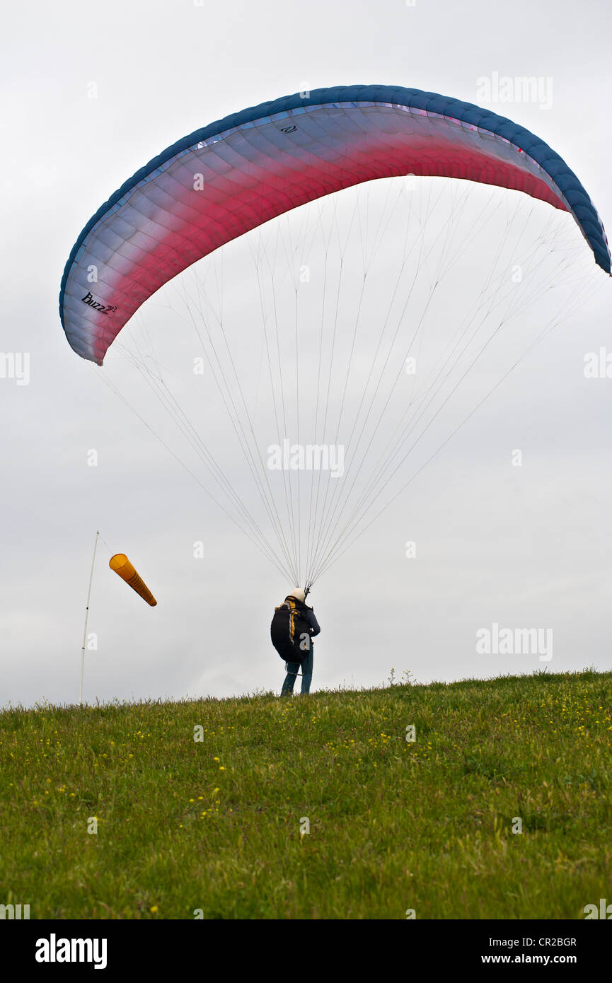 Parapendio aquiloni una tettoia nel vento prima del lancio Foto Stock