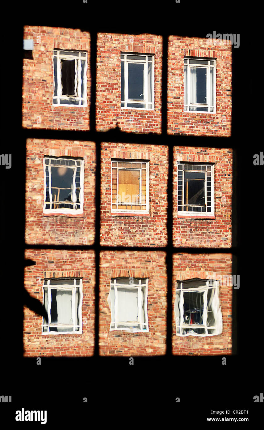 Windows di Lewis's edificio in Liverpool fotografato attraverso i vetri di un edificio locale. Foto Stock