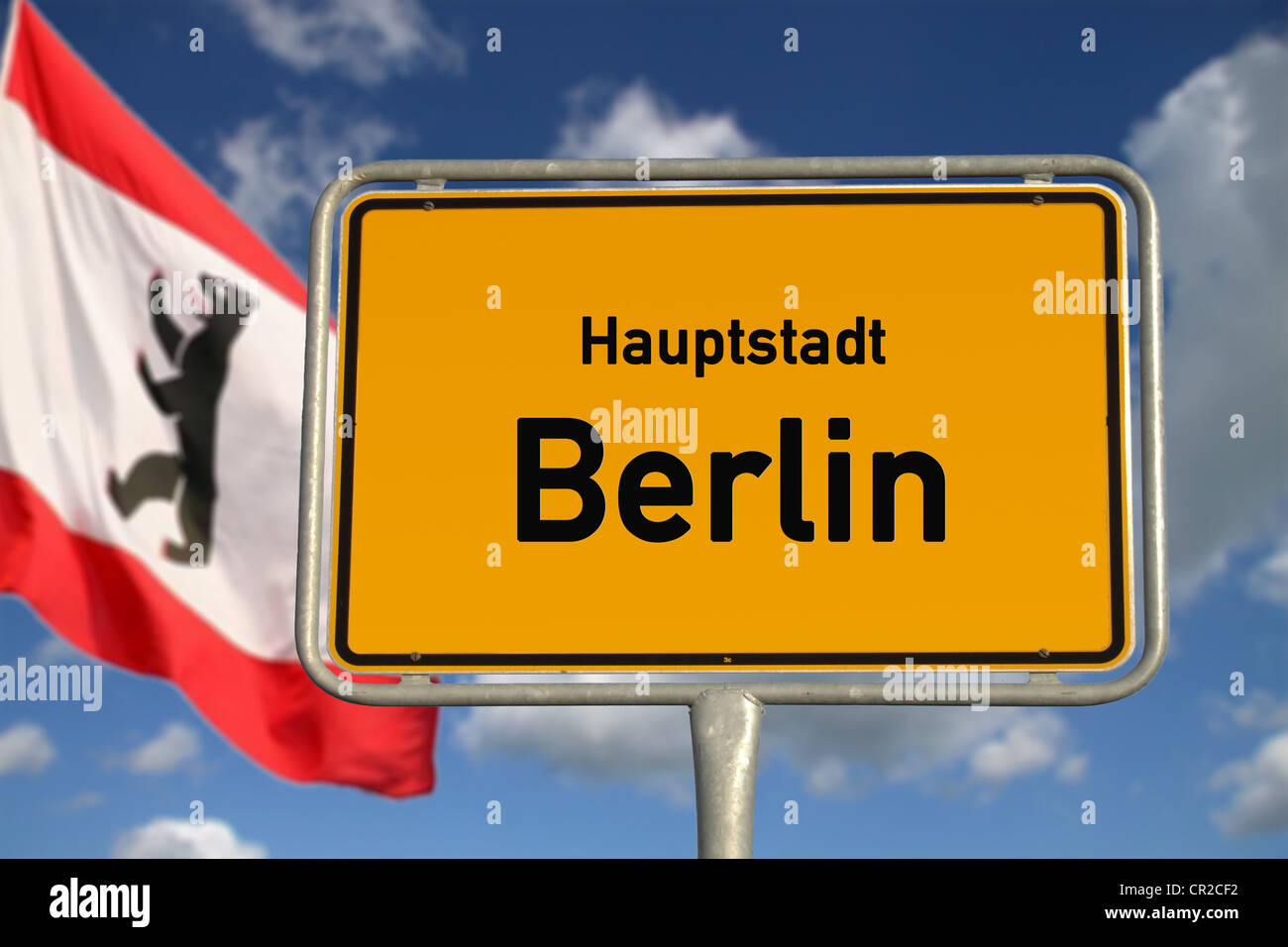 Il tedesco cartello stradale capitale Berlino con bandiera, cielo blu e nuvole bianche Foto Stock