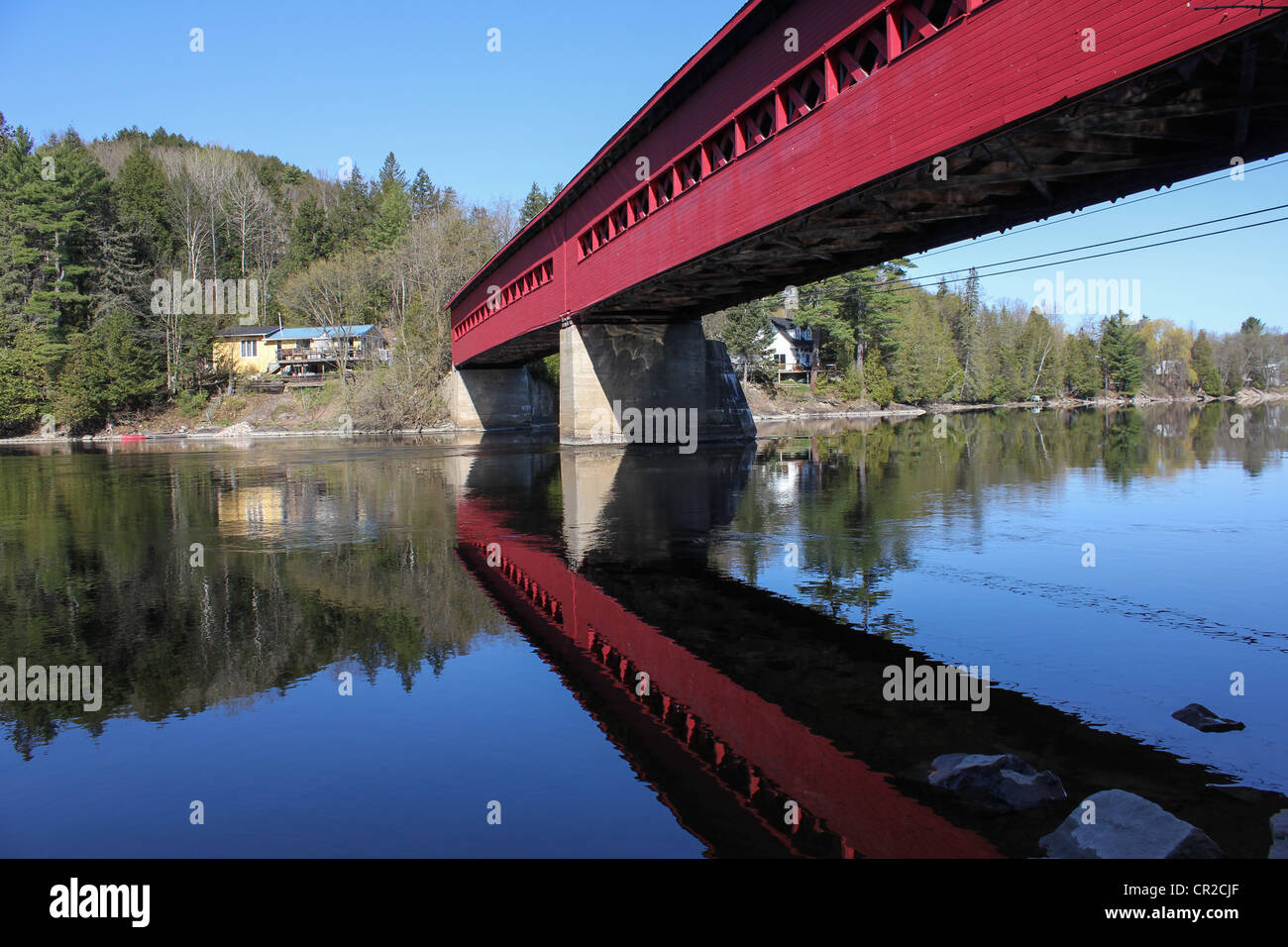 Ponte coperto sulla Trans Canada Trail a Wakefield, QC Foto Stock