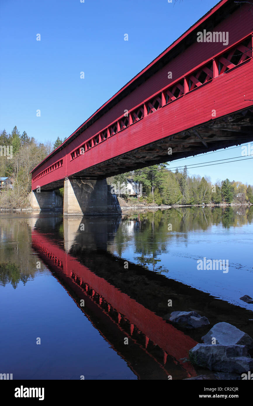 Ponte coperto sulla Trans Canada Trail a Wakefield, QC Foto Stock