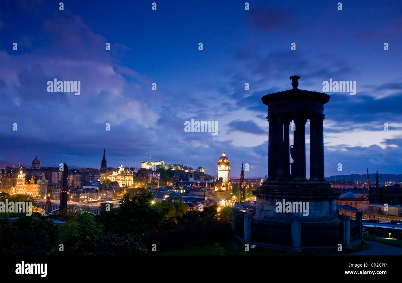 Il centro di Edimburgo visto dalla collina Cartin in serata. Foto Stock