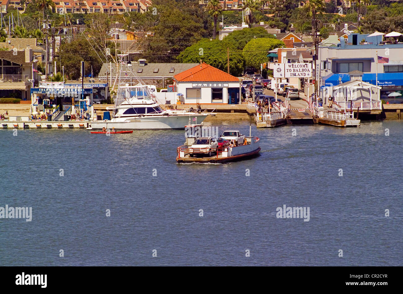 Storica a tre auto traghetti cross Newport Harbor tra la zona di divertimento sulla penisola di Balboa e Balboa Island in Newport Beach, California, Stati Uniti d'America. Foto Stock