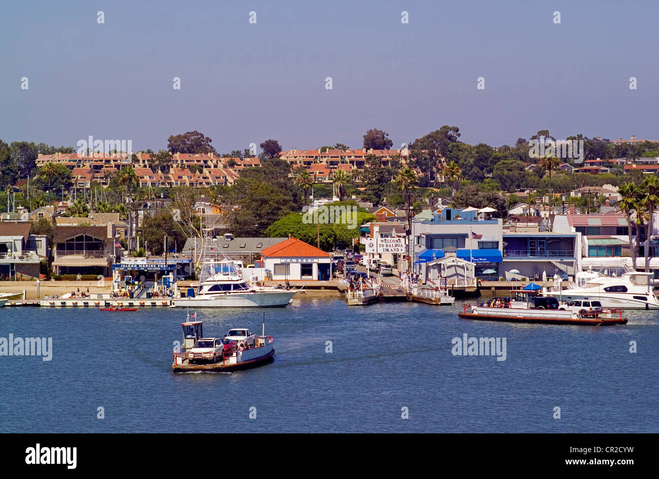 Storica a tre auto traghetti cross Newport Harbor tra la zona di divertimento sulla penisola di Balboa e Balboa Island in Newport Beach, California, Stati Uniti d'America. Foto Stock