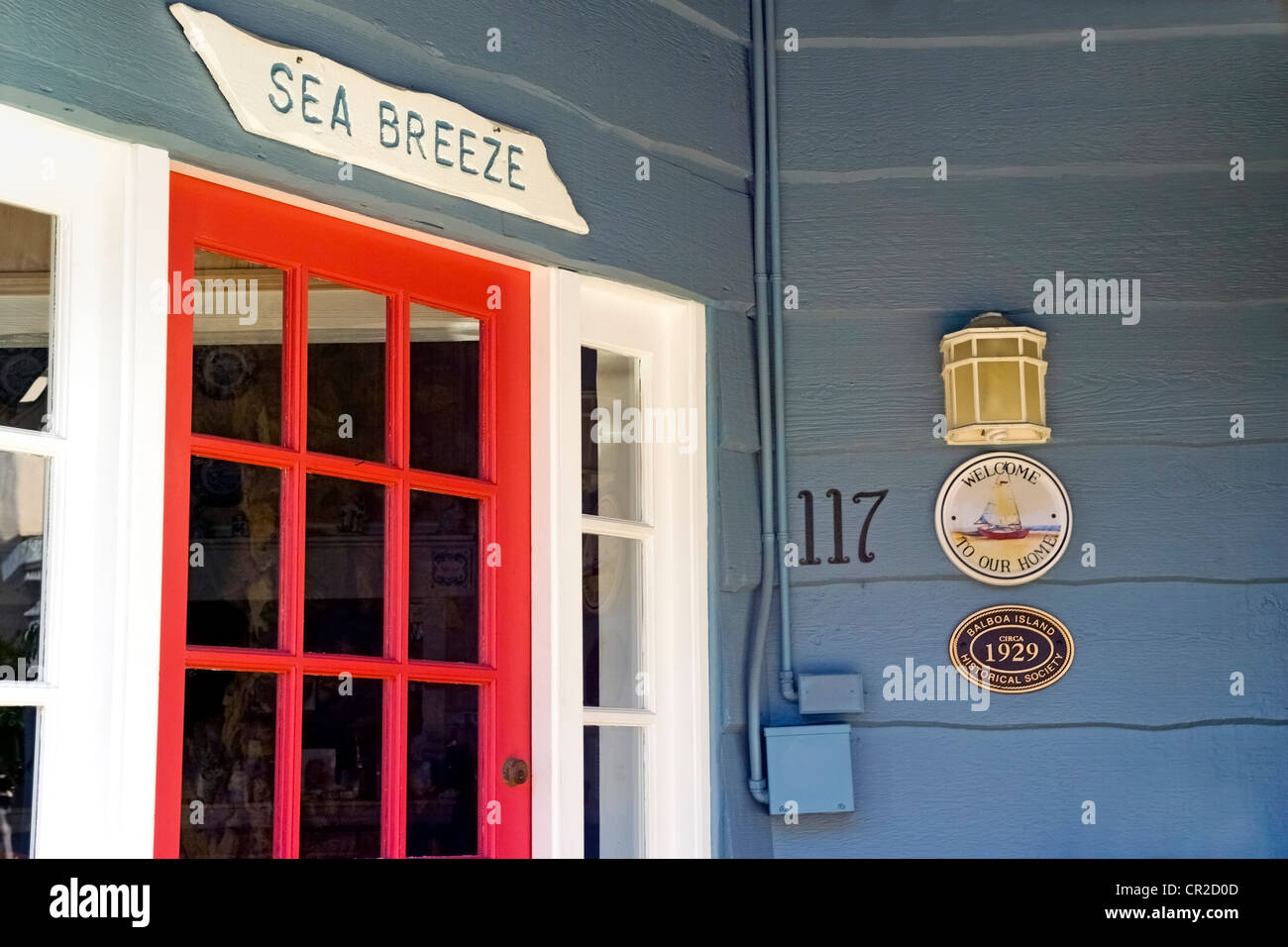 Con ceramiche dipinte a mano 'Welcome' piastre e placche storico spesso adornano le affascinanti cottage e case sull Isola Balboa di Newport Beach in California. Foto Stock