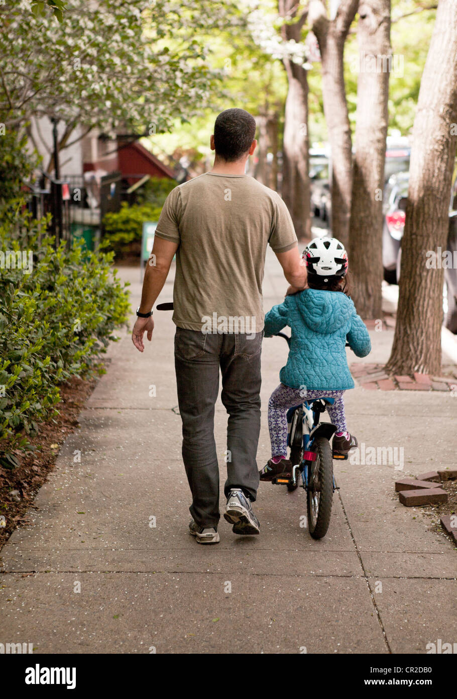 Un padre aiuta la sua figlia imparare a guidare una moto a Brooklyn, New  York Foto stock - Alamy