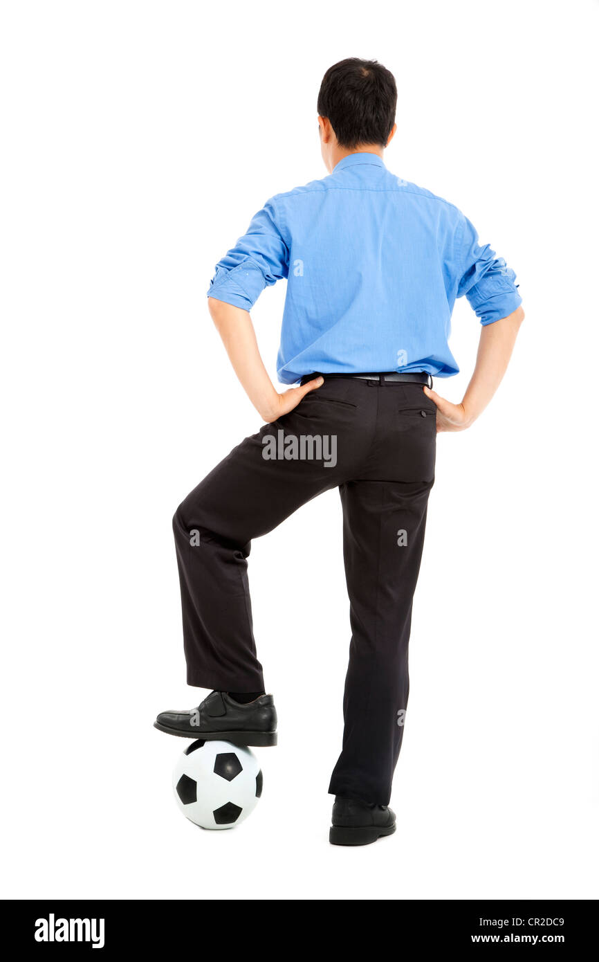Vista posteriore del giovane uomo d affari con pallone da calcio Foto Stock