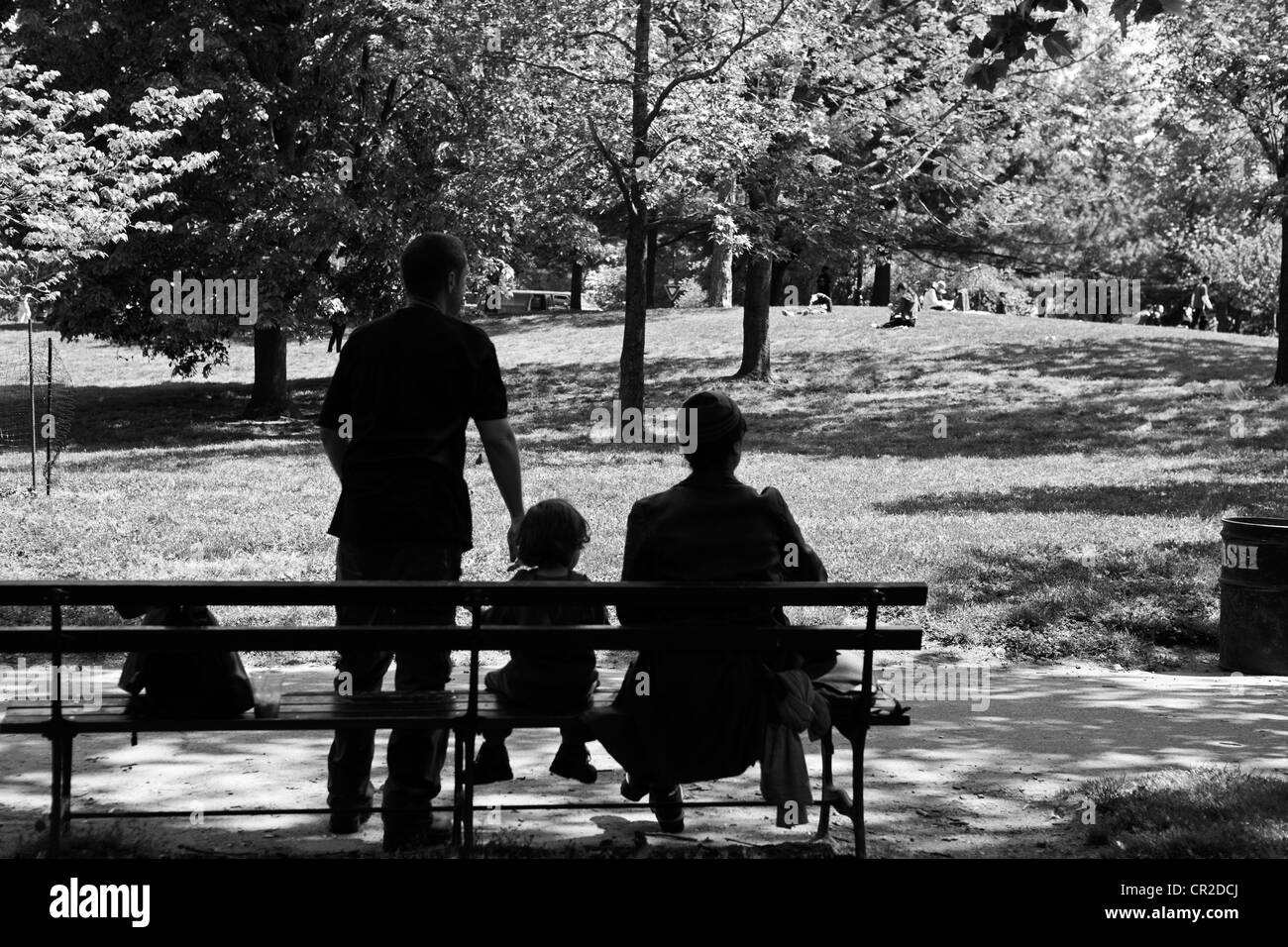 Una famiglia gode di un momento tranquillo su una panchina di Prospect Park a Brooklyn, New York. Foto Stock
