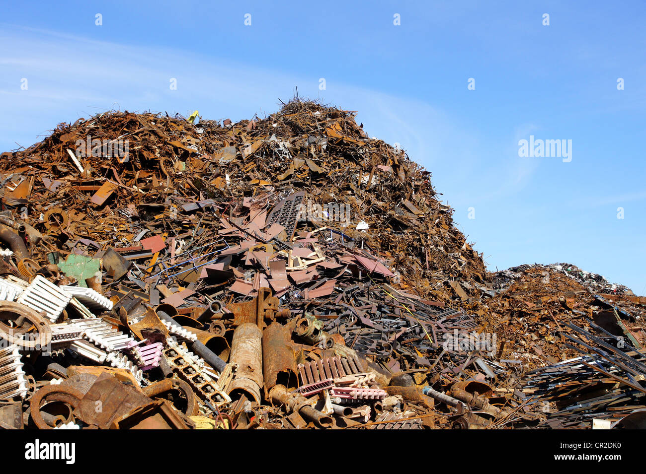 Maggiore montagna di vecchio arrugginito rottami di metallo Foto Stock