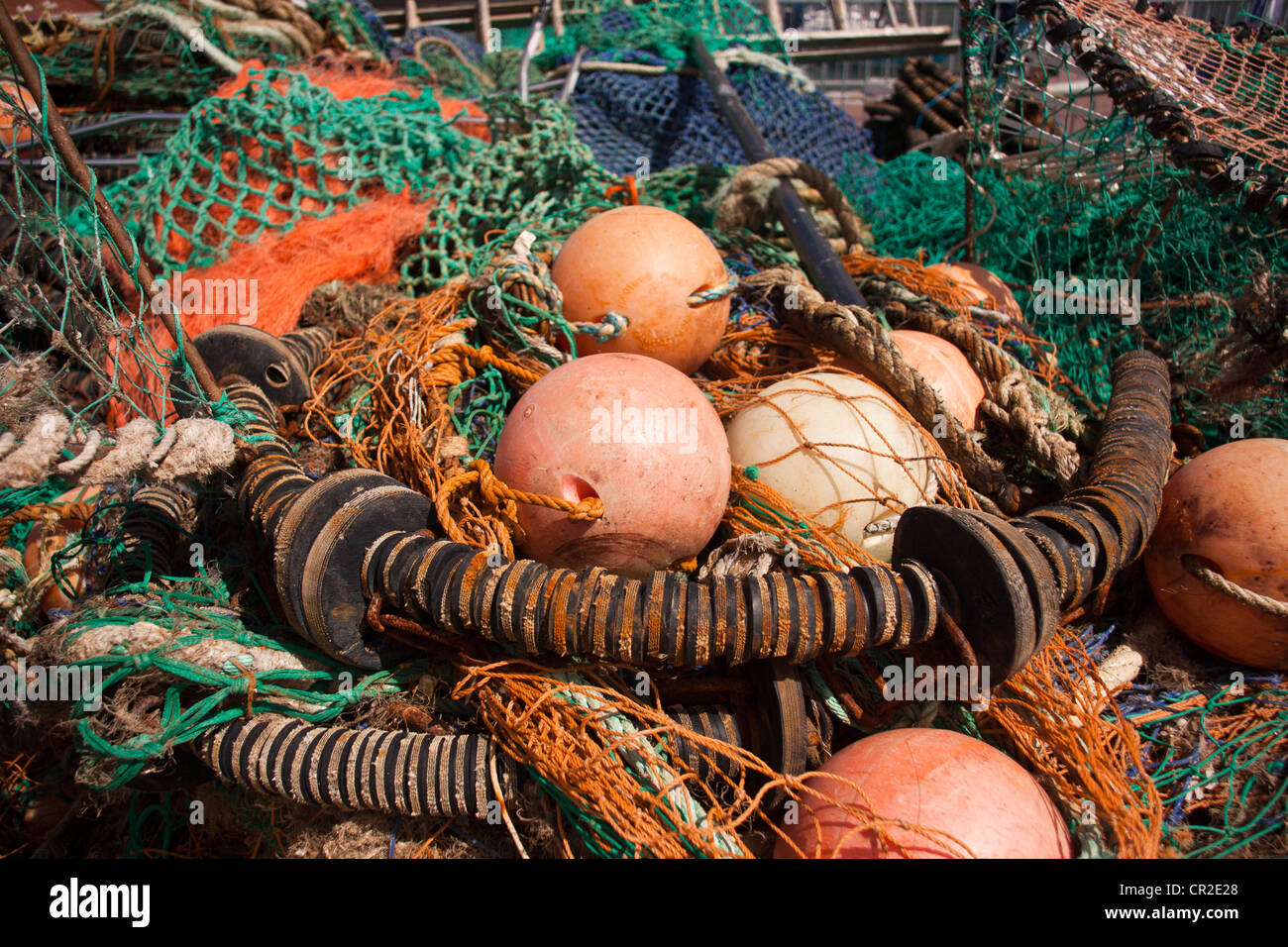 Pentole di granchio, reti da pesca, catene arrugginite e ancore area di memoria utilizzata dai pescatori locali a marina di Torquay Devon UK. Foto Stock
