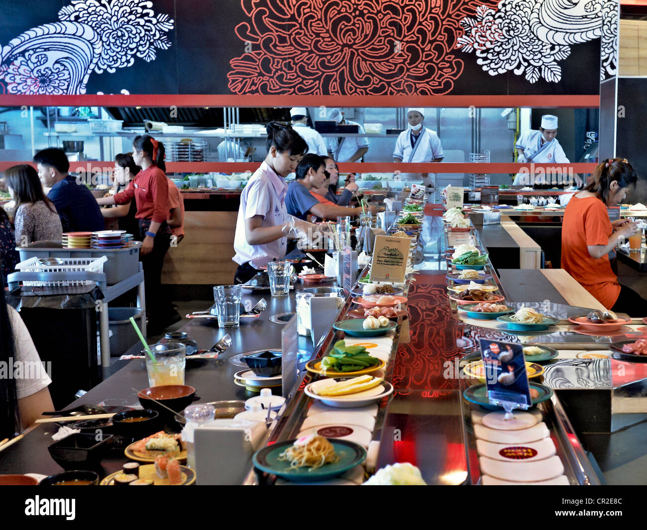 Interni tradizionali del Sushi Bar girevole Giapponese. Thailandia Asia Foto Stock
