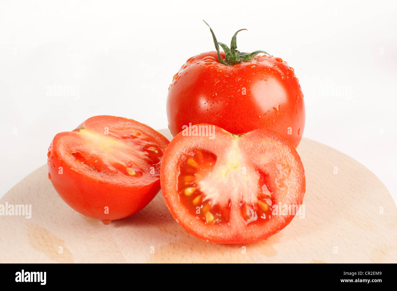 Organici freschi pomodori rossi disposti su un sfondo di legno Foto Stock