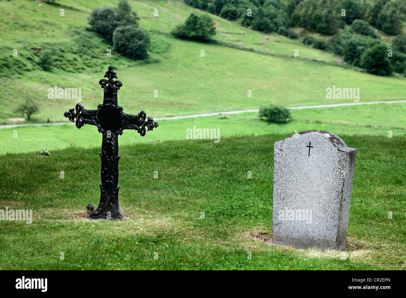 Crocifisso e la lapide nel cimitero di Norvegia Foto Stock