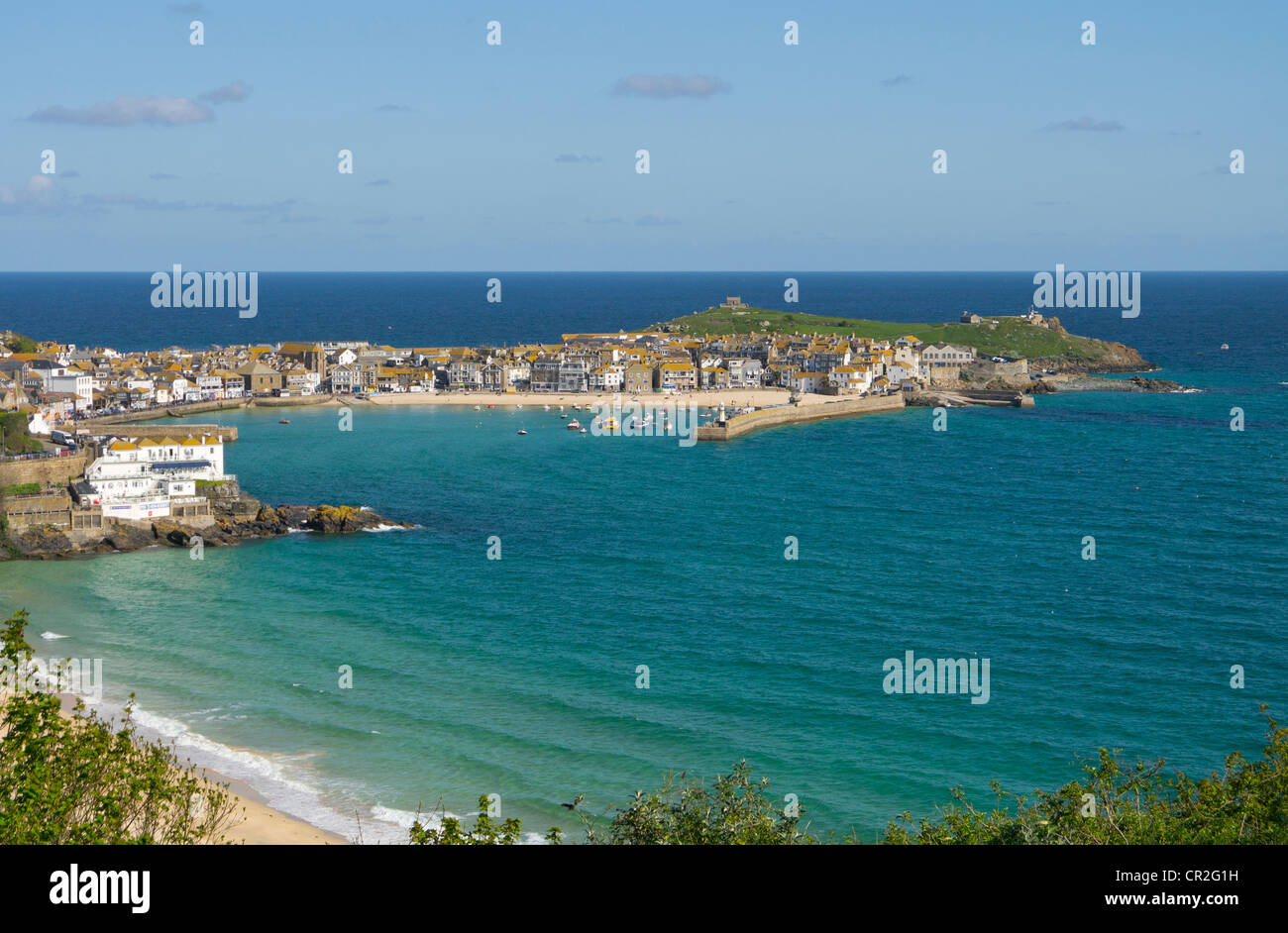 Al di sopra di San Ives Porthminster beach con il porto e la città in lontananza. Cornwall Regno Unito. Foto Stock