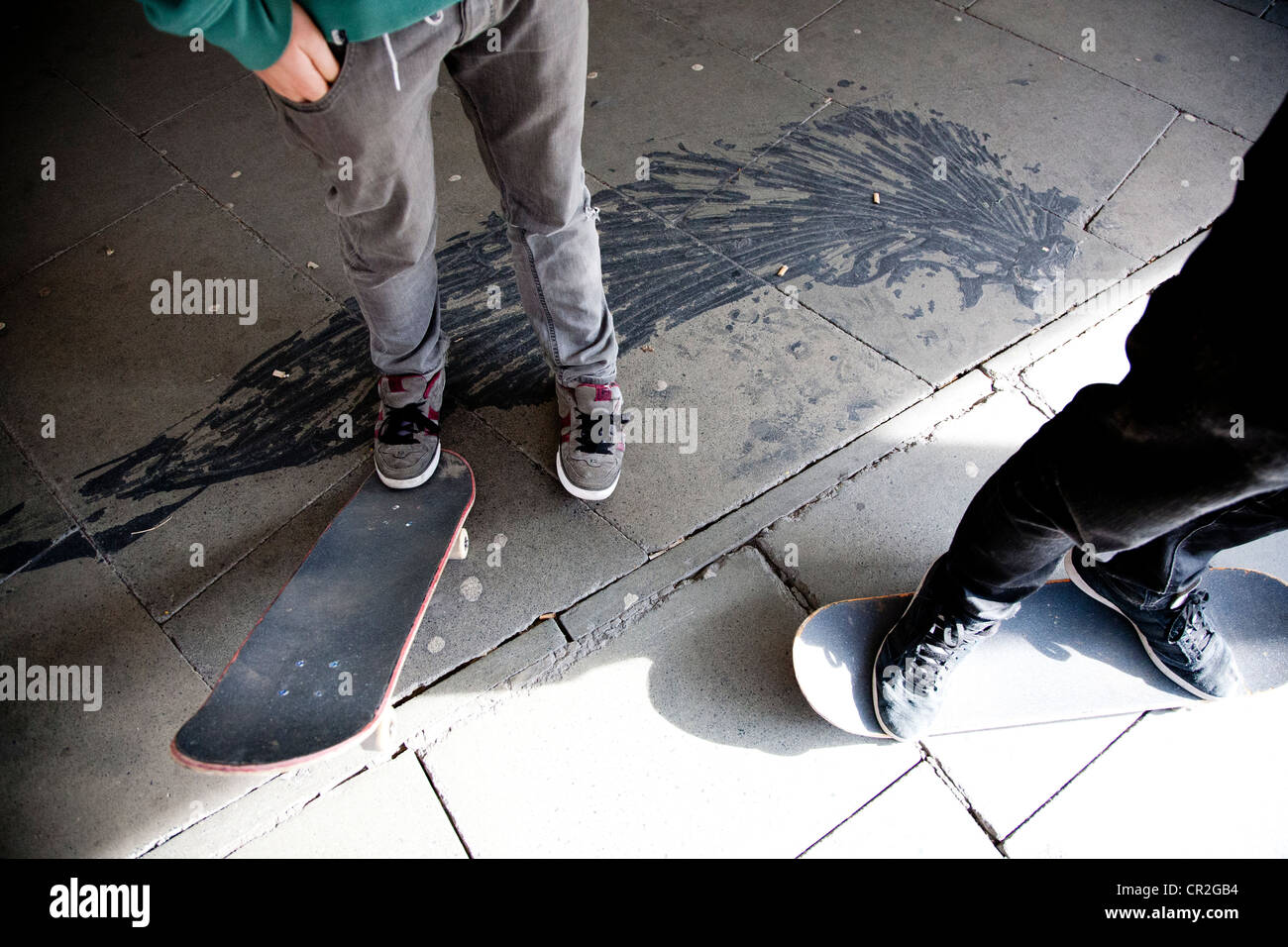 Due Skateboarders prendere una pausa a Londra. Foto Stock