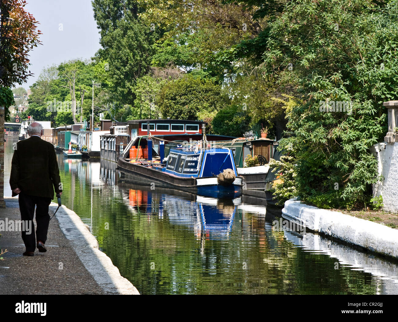 Anziani senior uomo a camminare sulla strada alzaia dal Grand Union Canal Londra Inghilterra Europa Foto Stock