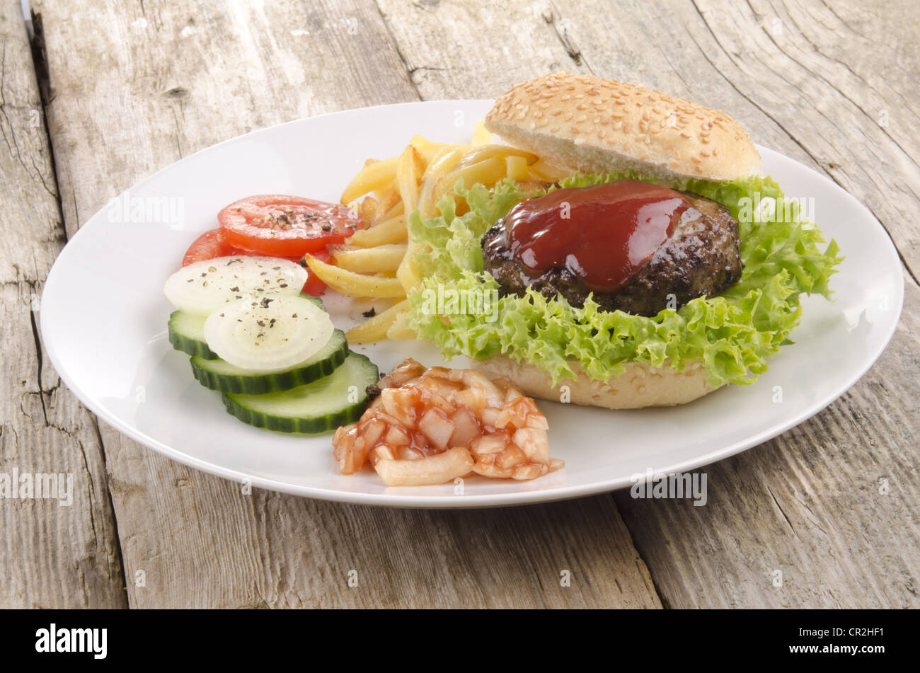 Fatta in Casa hamburger con insalata verde su una piastra bianca Foto Stock
