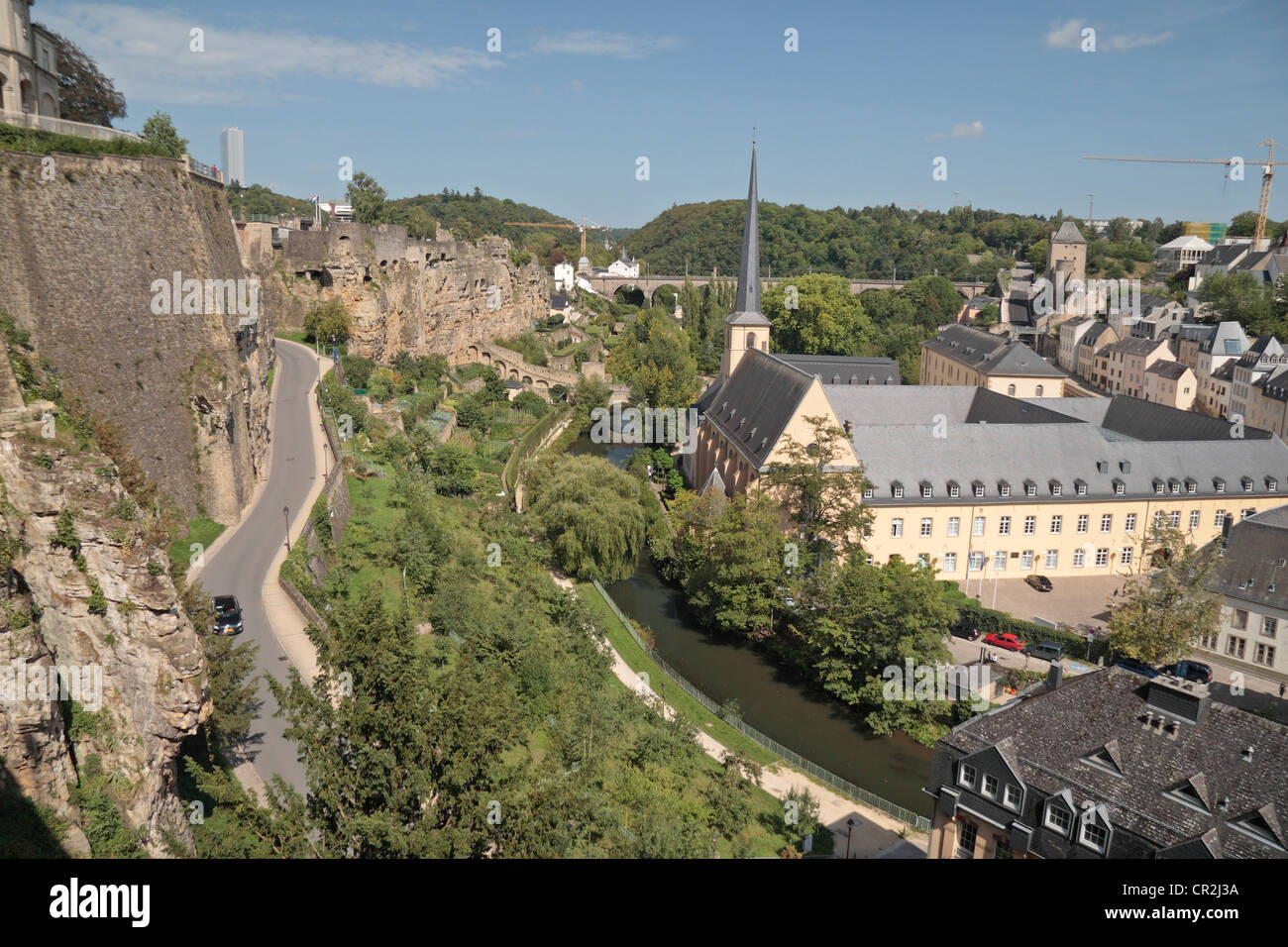 Vista lungo la Rue Sosthene Weis dai bastioni della città al Plateau du Rham area della città di Lussemburgo, Granducato di Lussemburgo. Foto Stock