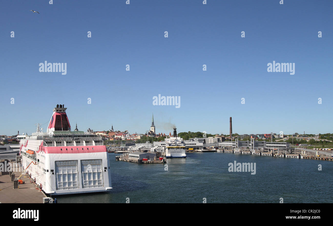 Vista panoramica dei traghetti baltici e dello skyline di Tallinn attraverso il porto di Tallinn Estonia, nella soleggiata giornata primaverile con il cielo blu su Tallinn. Foto Stock
