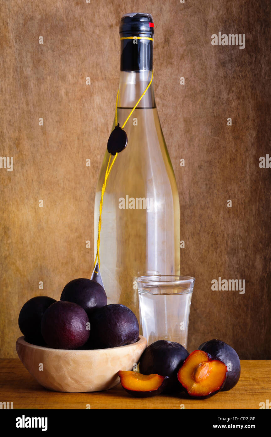 Ancora vita con tradizionale brandy alla prugna Foto Stock