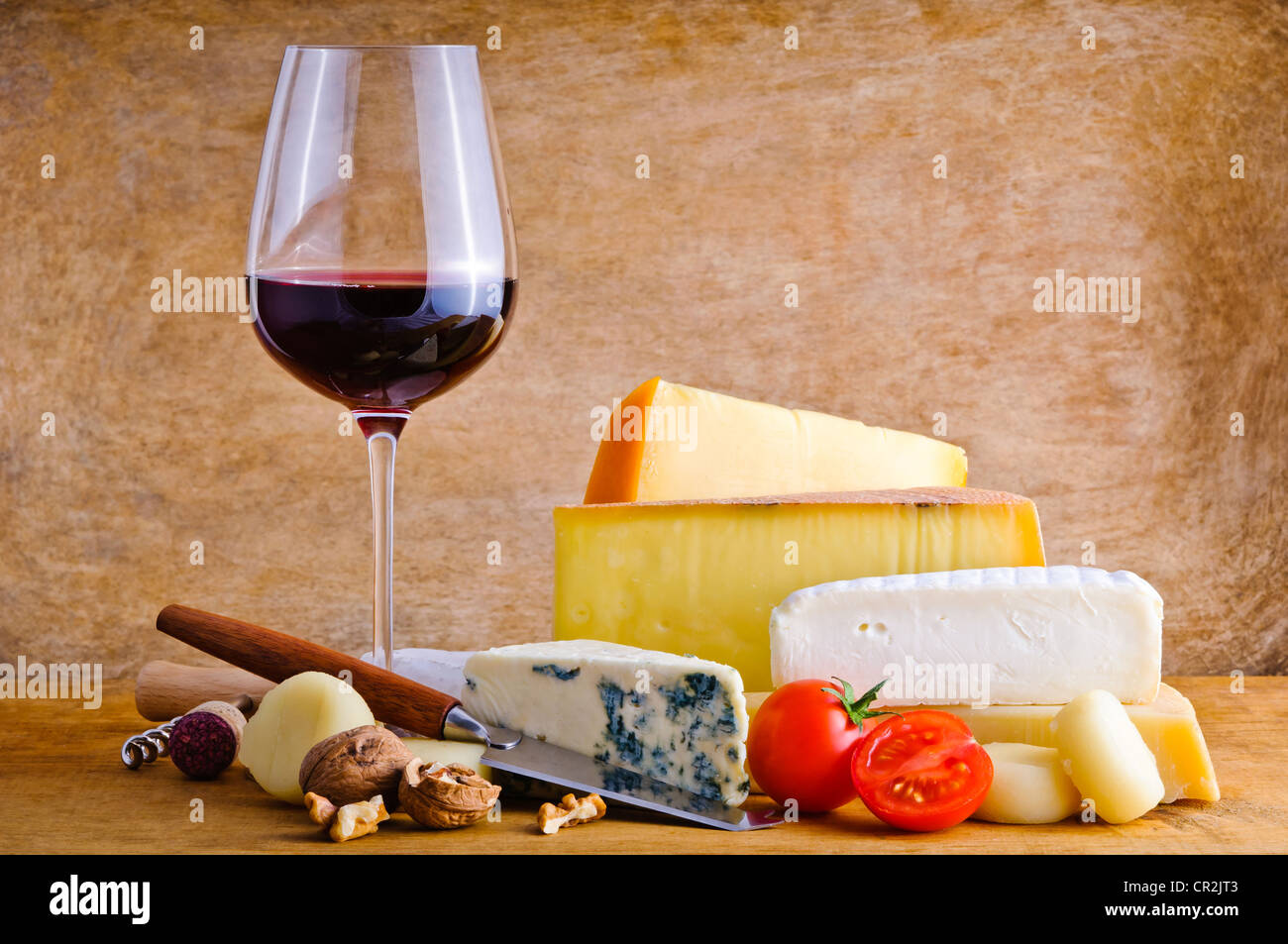 Ancora vita composizione con spuntino rustico cibo, formaggio e vino rosso Foto Stock