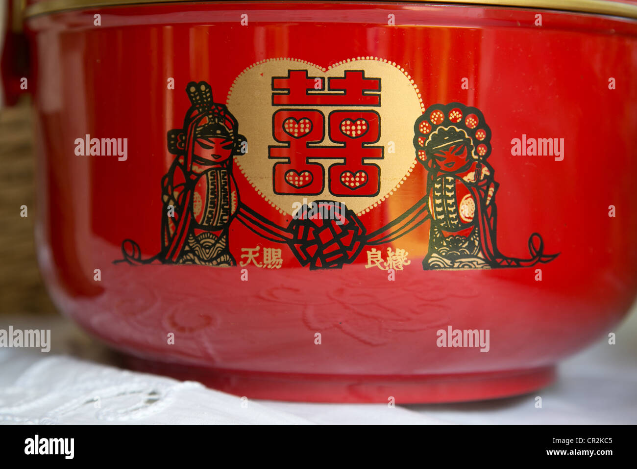 Rosso cinese Felicità doppia caratteri su una ciotola simboleggiano il matrimonio Foto Stock