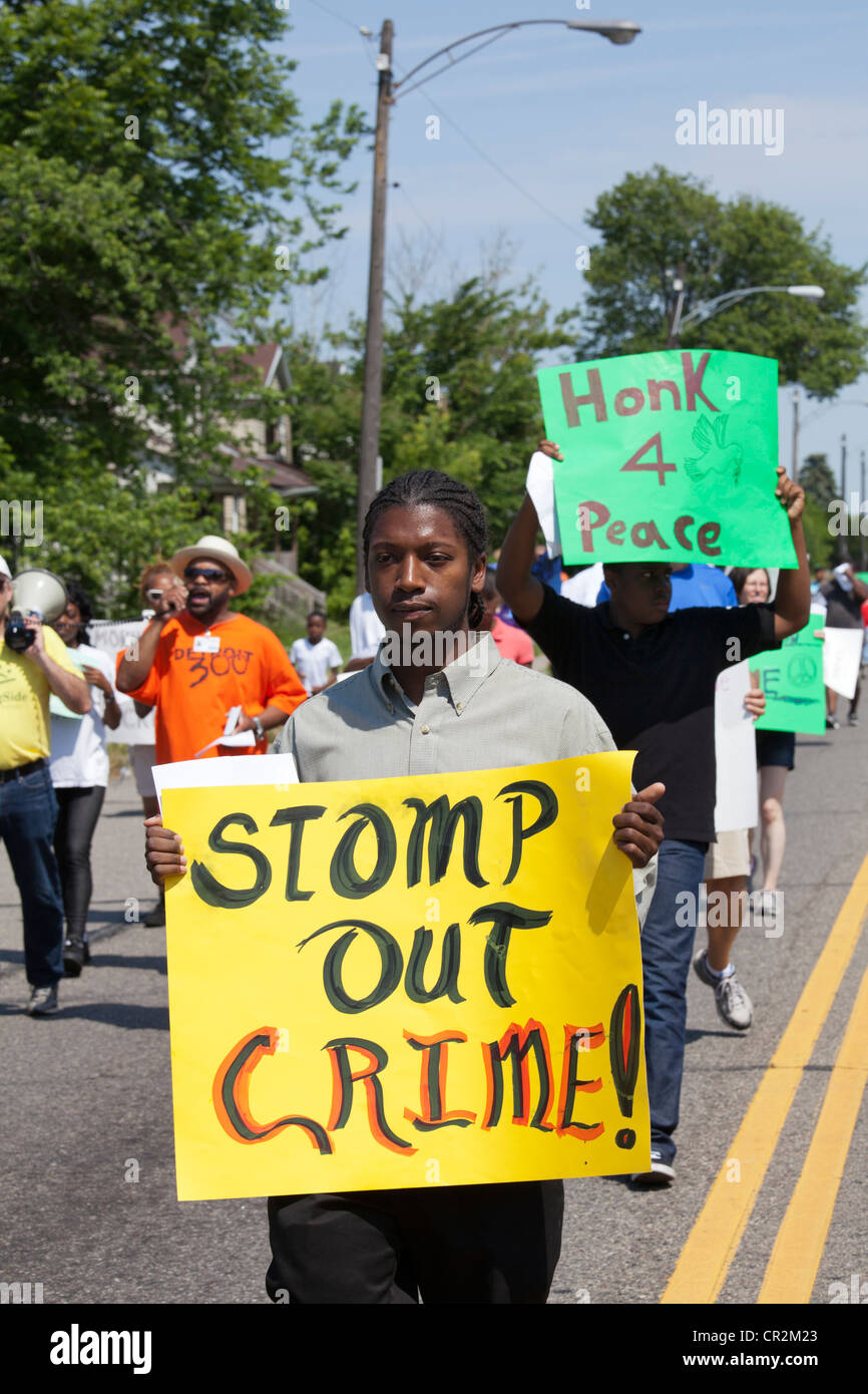 Detroit, Michigan - i residenti di Detroit del quartiere Morningside marzo contro la criminalità nel loro quartiere. Foto Stock