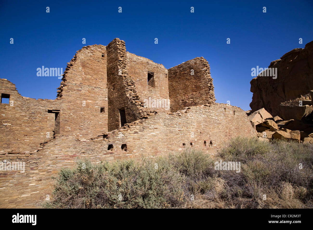 Le pareti di pietra arenaria della Anasazi grande casa di Pueblo Bonito, Chaco Canyon National Historical Park, New Mexico Foto Stock