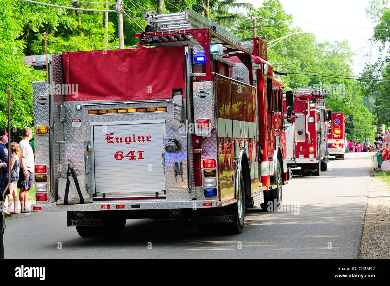 Piccola città dei Vigili del Fuoco motori fire che partecipano al Memorial Day parade lungo la strada principale. Foto Stock