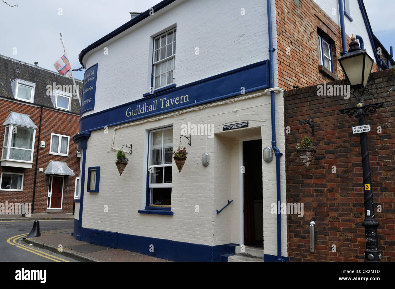 La Guildhall Tavern in Poole, Dorset, è un lussuoso ristorante di frutti di mare Francese, un ex Devenish pub birreria Foto Stock