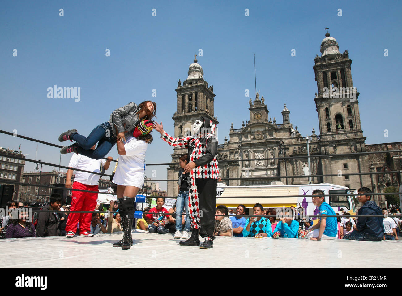 Luchadors messicano intrattenere le persone con lucha libre su Zocalo di fronte alla Cattedrale Metropolitana per un weekend in Messico DF Foto Stock