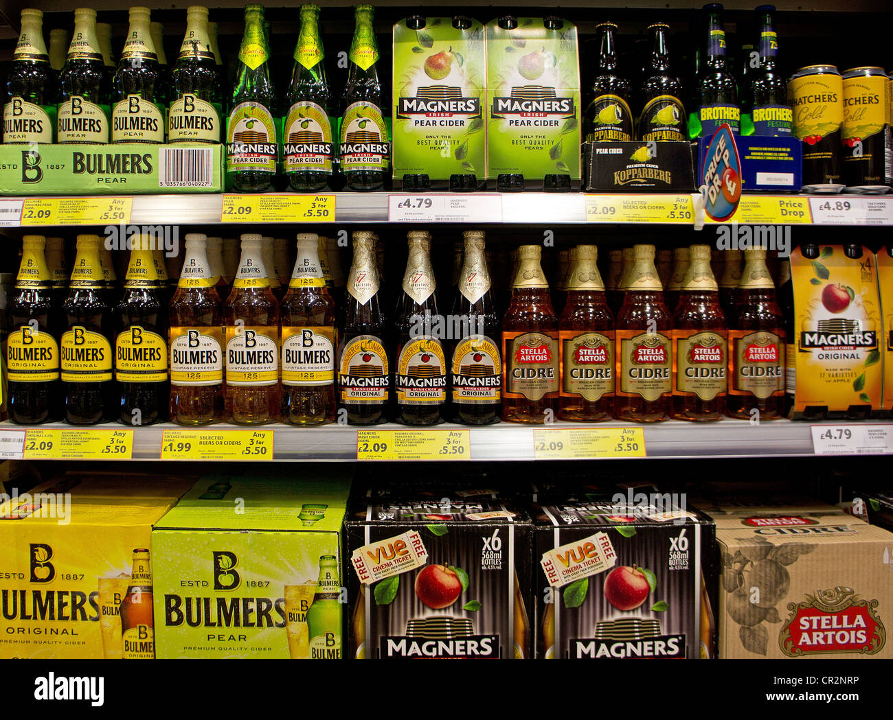 Bottiglie di sidri Premium in un supermercato UK Foto Stock